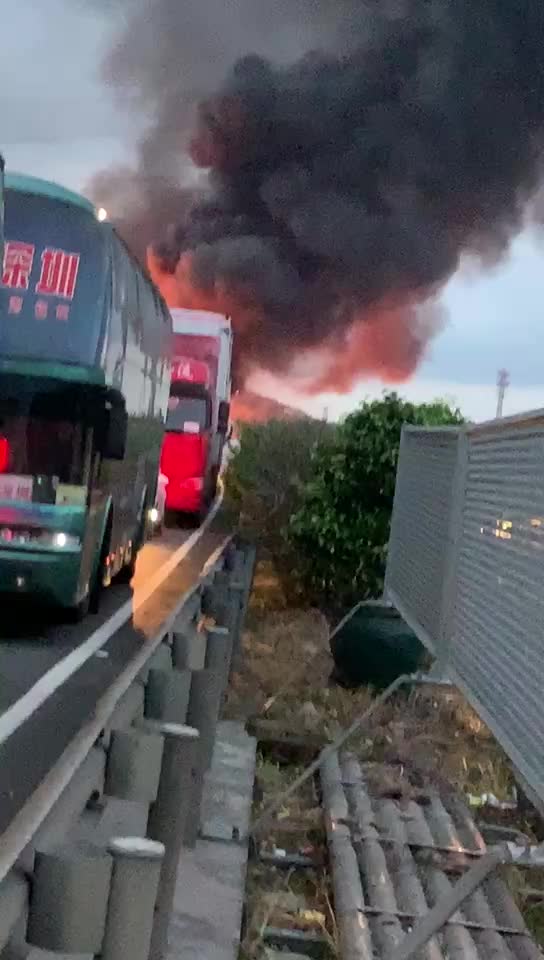 广东深圳高速路旁大货车起火